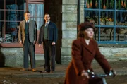 James Herriot (Nicholas Ralph, M) wird Zeuge, als Connie (May Clark, r) ihre Beziehung zu Tristan Farnon (Callum Woodhouse) beendet.