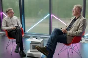 Bertolt Meyer (li.) unterhält sich mit Eike Wenzel (re.), der davon überzeugt ist, dass es 2050 keine Autos in Privatbesitz mehr geben wird.