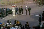Das Jahr 1982 – der amerikanische Präsident Ronald Reagan besucht den Westteil der Stadt, in Ost-Berlin wird das neue Bettenhaus der Charité eingeweiht und Oppositionelle fordern im „Berliner Appell“ Abrüstung und Meinungsfreiheit in der DDR. Foto: Ronald Reagan besucht den Checkpoint Charlie.