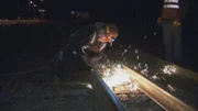 Arbeiter arbeiten an den Schienen.