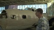 Syd Jones, Restaurator historischer Militärflugzeuge, im Pearl Harbor Aviation Museum, das die seltenen Überreste eines japanischen Flugzeugs aus Pearl Harbor zeigt, das Syd auf einer Privatinsel in Hawaiʻi gefunden hat.