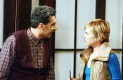 Natalie (Traylor Howard) hat sich bereit erklärt, mit Monk und seinem Bruder Ambrose (John Turturro) auf die Ankunft ihres Vaters zu warten.