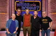 Moderator Kai Pflaume (M.) und seine Rateteam-Kapitäne Bernhard Hoëcker (l.) und Elton (r.) begrüßen in dieser Sendung den Schauspieler Hans Sigl (2.v.l.) und den Schauspieler Mark Keller (2.v.r.).