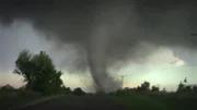 Die Tornados in Oklahoma können eine Windgeschwindigkeit von dreihundertzwanzig Kilometern pro Stunde erreichen. In nur wenigen Minuten verwüsten sie ganze Dörfer und Städte.