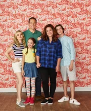 (v.li.): Meg Donnelly (Taylor Otto), Julia Butters (Anna-Kat Otto), Diedrich Bader (Greg Otto), Katy Mixon (Katie Otto), Daniel DiMaggio (Oliver Otto).