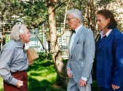 MDR Fernsehen IN ALLER FREUNDSCHAFT FOLGE 158. Charlotte (Ursula Karusseit, rechts) hat auf ihrer Kur den charmanten Karl Willing (Robert Rober) kennengelernt. Als er sie in der Sachsenklinik aufsucht, gerät Friedrich (Fred Delmare, links) ausser Rand und Band.
