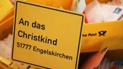 Die Vorweihnachtszeit ist für die meisten Menschen im Westen die schönste Zeit des Jahres. Genau dieses Gefühl feiert die Sendung „Unser Westen – Weihnachts-Countdown-Show“ mit 30 kleinen Geschichten – die uns wunderbar auf das große Fest einstimmen. In Hattingen ist das Rathaus als riesiger Adventskalender geschmückt und Frau Holle schüttelt ihre Kissen aus einem der Fenster.