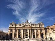 Der Vatikan - Hauptsitz der Katholischen Kirche und Zuhause des Papstes. Dieser überschaubare Ort beherbergt unendlich viele Geheimnisse, gefährliche Dokumente und erzählt Geschichten von Tapferkeit, Verrat und Bösewichten ...