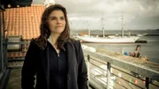 Nina Petersen (Katharina Wackernagel) steht auf dem Balkon ihrer Traumwohnung. Wird sie mit Thomas Jung zusammenziehen?