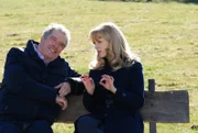 André (Joachim Lätsch, l.); Rosalie (Natalie Alison, r.)