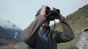 Mann mit Fernglas