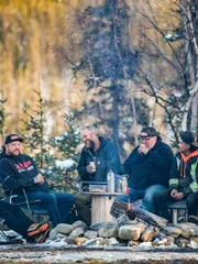 Die Crew von Rick Ness (l.) saß bei der letzten Goldwägung um die Feuerstelle herum