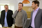 Hat Andreas Brucker (Matthias Dudeck, M.) seinen Vater im Streit erschlagen? Für Hofer (Joseph Hannesschläger, l.) und Hansen (Igor Jeftić, r.) ein Mordmotiv.