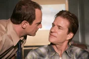 Stablers (Christopher Meloni, l.) Wege kreuzen die eines alten Bekannten, der schon wieder straffällig geworden ist. Erneut ist Gordon Rickett (Matthew Modine) unter dem Verdacht verhaftet worden, ein junges Mädchen vergewaltigt und umgebracht zu haben.