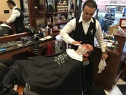 Der perfekte Ort für einen DNA-Diebstahl: ein Friseursalon. Eine Rasur - und schon ist die DNA auf der Klinge.