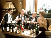 Einsfestival LORIOT - WEIHNACHTEN BEI HOPPENSTEDTS. Frau Hoppenstedt fühlt sich wohl im Kreis von drei Herren aus der Staubsauger-, Wein- und Versicherungsbranche. (v.I.n.r.: Rudolf Kowalski, Loriot, Kurt Ackermann, Evelyn Hamann)