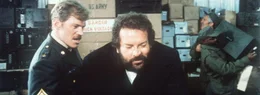 Obwohl der aggressive Soldat Kempfer (Raimund Harmstorf, l.) scheinbar alles daran setzt, ihn zu reizen, bleibt M&uuml;cke (Bud Spencer, r.) zun&auml;chst noch ruhig ...