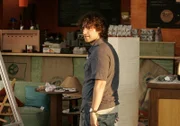 Ist seinem Bruder bei der Aufklärung eines neuen Falles behilflich: Charlie (David Krumholtz) ...