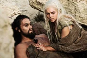 Daenerys (Emilia Clarke) beendet Khal Drogos (Jason Momoa) Leiden..