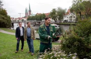 ARD MORDEN IM NORDEN, FOLGE 135, "Unter Strom", am Montag (13.03.23) um 18:50 Uhr im ERSTEN. Die Kommissare Lars Englen (Ingo Naujoks, l.) und Finn Kiesewetter (Sven Martinek, 2.v.l.) befragen den Gärtner Rainer Fischer (Michael Sideris, r.), was hinter der Entführung seines Sohnes stecken könnte. Lösegelderpressung fällt als Motiv aus. Bei dem Mann ist nicht viel zu holen. © ARD/Thorsten Jander, honorarfrei - Verwendung gemäß der AGB im engen inhaltlichen, redaktionellen Zusammenhang mit genannter ARD-Sendung bei Nennung "Bild: ARD/Thorsten Jander" (S2+). ARD-Programmdirektion/Bildredaktion, pressefoto.daserste@ard.de