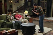 Was ist nur zwischen Alan (Jon Cryer, r.), Jake (Angus T. Jones, M.) und Eldridge (Graham Patrick Martin, l.) los?