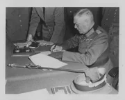 Generalfeldmarschall Wilhelm Keitel bei der Unterzeichnung der bedingungslosen Kapitulation der deutschen Wehrmacht im sowjetischen Hauptquartier in Karlshorst, Berlin.