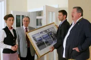 Die Kommissare (Igor Jeftic, 2.v.r.; Joseph Hannesschläger, r.) verdächtigen Isolde Richter (Daniela Kiefer, l.) ein wertvolles Bild in der Villa des Opfers entwendet zu haben. Hat Anwalt Fischbach (Norbert Heckner, 2.v.l.) davon gewusst?