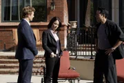 Während einer der großen Partys, die Scarlett und Victor Castillo (Yancey Arias, r.) in ihrer Villa auf dem Gelände eines Country-Clubs veranstalten, trinkt Scarlett von einem vergifteten Cocktail und stirbt. Patrick Jane (Simon Baker, l.) und Teresa Lisbon (Robin Tunney, M.) ermitteln ...
