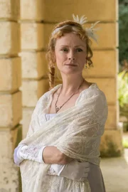 Apothekerin Mary Oswood (Georgie Glen) feiert zwar beim Jane-Austen-Wochenende im Dorf Whitcombe mit, denkt aber auch an die Zukunft: Sie will ihre Medikamente per Drohne an die Kunden ausliefern. Hat das Hightech-Gerät am Ende den Mörder der Journalistin zufällig gefilmt?  "Death by Persuasion"