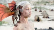 Deanerys (Emilia Clarke) mit einem kleinen Drachen