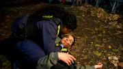Karla ist genervt von Cleos Egotrip als Superpolizistin und schließt sie von einem gefährlichen Einsatz aus. Cleo ignoriert das beleidigt und verfolgt den Täter eigenmächtig, bis sie schließlich blutend vor Karla zusammenbricht.