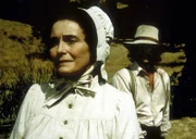 Charles (Michael Landon, r.) macht sich große Sorgen um Julia (Patricia Neal, l.).