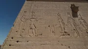Eingravierungen der Kleopatra mit dem Schmuck der Isis