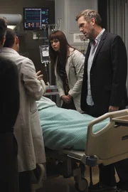 Um sich von Cuddys vermeintlichen Tumor abzulenken, hilft House (Hugh Laurie, r.) der Medizinstudentin Masters (Amber Tamblyn, l.) bei ihrem Fall ...