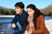 Peter (Daniel Fünffrock, l.); Elena (Lili Gesler, r.)