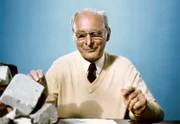 Loriot hat sich vor allem als Parodist berühmter Fernsehmoderatoren einen Namen gemacht. Eine der gelungensten Parodien war die von Professor Grzimek mit der legendären Steinlaus.