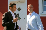 Kommissar Hansen (Igor Jeftic, .l.) konfrontiert Helmut Prager (Benjamin Morik, r.), aus Eifersucht gemordet zu haben.