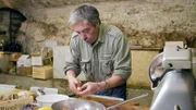 Alvise Lazzareschi wickelt eine Riesengarnele mit Lardoscheiben ein