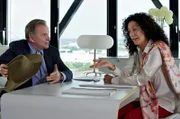 Bürgermeister Wöller (Fritz Wepper, l.) hat sich - als Texaner verkleidet - einen Termin bei der attraktiven Immobilienmaklerin Jenny Winter (Barbara Wussow, r.) erschlichen.