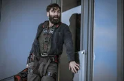 Joseph O'Loughlin (Aidan Turner) versucht einen Patienten zu retten.