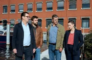 ARD MORDEN IM NORDEN, FOLGE 135, "Unter Strom", am Montag (13.03.23) um 18:50 Uhr im ERSTEN. Festes Ritual der Lübecker Mordkommission: Wenn der Fall gelöst ist, treffen sich Lars (Ingo Naujoks, l.), Gregor (Jonas Minthe, 2.v.l.), Finn (Sven Martinek, 2.v.r.) und Nina (Julia E. Lenska, r.) und lassen den Fall revue passieren. © ARD/Marion von der Mehden, honorarfrei - Verwendung gemäß der AGB im engen inhaltlichen, redaktionellen Zusammenhang mit genannter ARD-Sendung bei Nennung "Bild: ARD/Marion von der Mehden" (S2+). ARD-Programmdirektion/Bildredaktion, pressefoto.daserste@ard.de