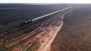 Endlose Weite: Der Indian Pacific auf dem Weg durch die Nullarbor-Ebene.