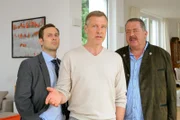 Als Philipp von Preitz (Christoph Grunert, M.) gegenüber Hofer (Joseph Hannesschläger, r.) und König (Mark-Alexander Solf, l.) kein Alibi vorweisen kann, wird es eng für den Manager.
