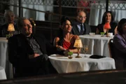 Jay (Ed O'Neill) und Gloria (Sofia Vergara) besuchen eine Comedyshow.