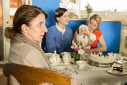 Bea (Nadja Becker, 2.v.l.) feiert ihr Abstillen mit ein paar Bier, weshalb irgendwer aus der Nachbarschaft ihnen das Jugendamt auf den Hals geschickt hat. Danni (Annette Frier, r.) und Bea versuchen daraufhin, der Dame (Julia Schmitt, l.) vom Amt eine glückliche Familie vorzuspielen. Doch das ist leichter gesagt als getan ...