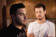 Easy (Lars Steinhöfel, li.) redet sich ein, dass der Kuss mit Suji nichts zu bedeuten hat. Rechts Tobias (Patrick Müller).