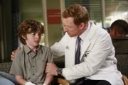 Ethan (Kyle Silverstein, l.) hat große Angst um seine Eltern, die bei der Explosion schwer verletzt wurden. Owen (Kevin McKidd, r.) nimmt sich dem kleinen Jungen an ...