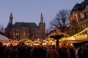Lichterglanz auf dem Weihnachstmarkt in Aachen vor der Kulisse des historischen Rathauses.