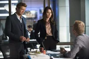 Bill Peterson möchte sich an Dennis Abbott rächen. Doch Jane (Simon Baker, r.), Lisbon (Robin Tunney, M.) und Jason (Joe Adler, l.) versuchen alles, um ihn davor zu bewahren ...