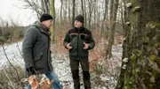 Peter Bootz (r), Förster im Arnsberger Wald, mit Autor Thomas Förster.